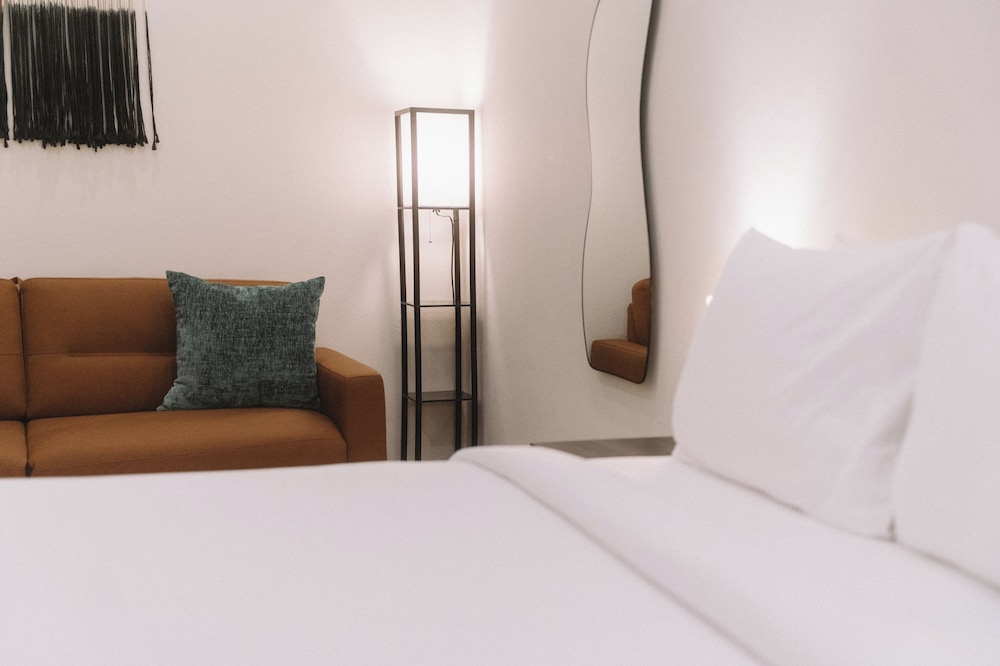 First Floor Deluxe Suite (2 Twin XLs or 1 King) photo 3