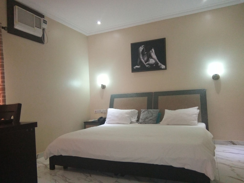 Suite - Photo 1
