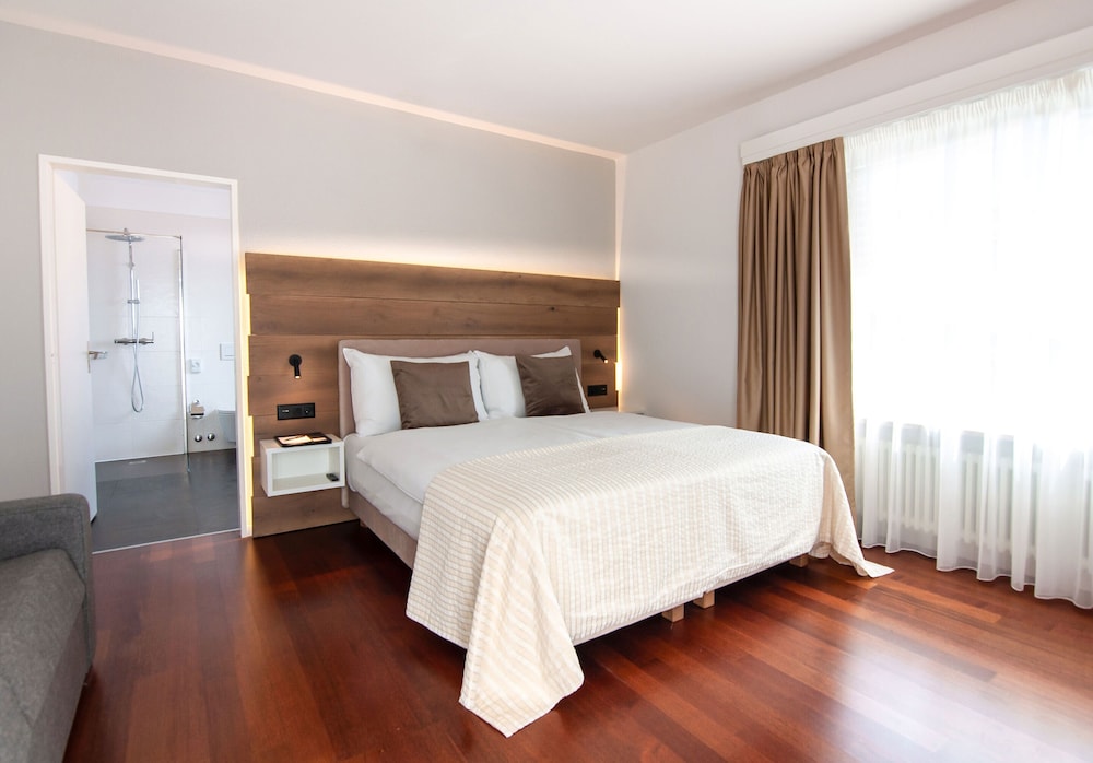 Superior Room, 1 King Bed, Balcony