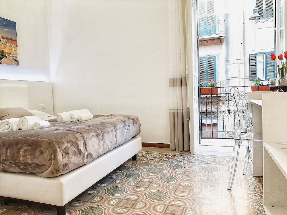 Deluxe Room, 1 King Bed, Balcony, City View photo 2