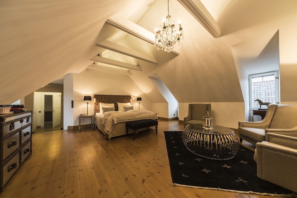 Suite, 1 King Bed, Non Smoking, Bathtub - Photo 2
