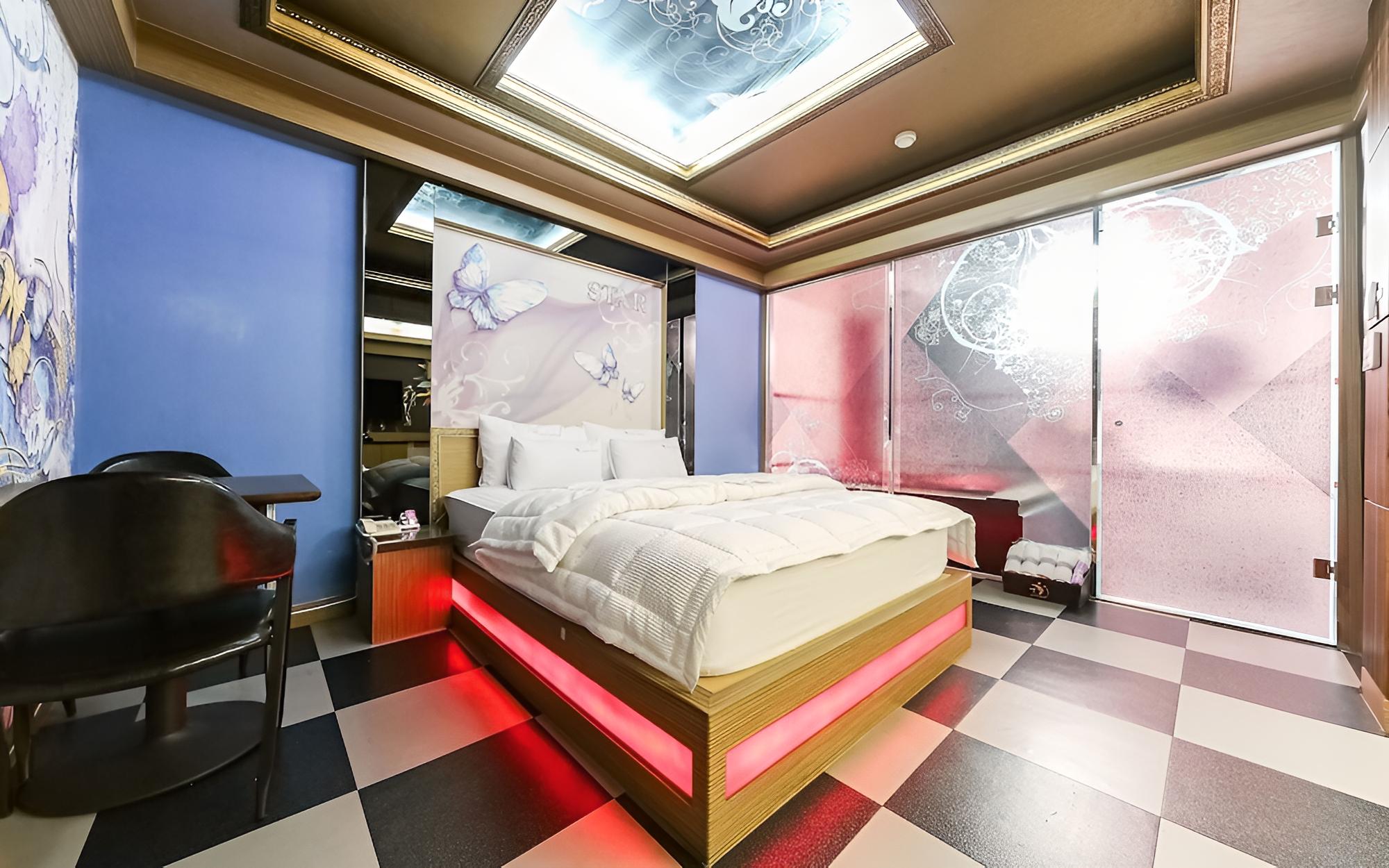 Room (Twin) - Photo 1