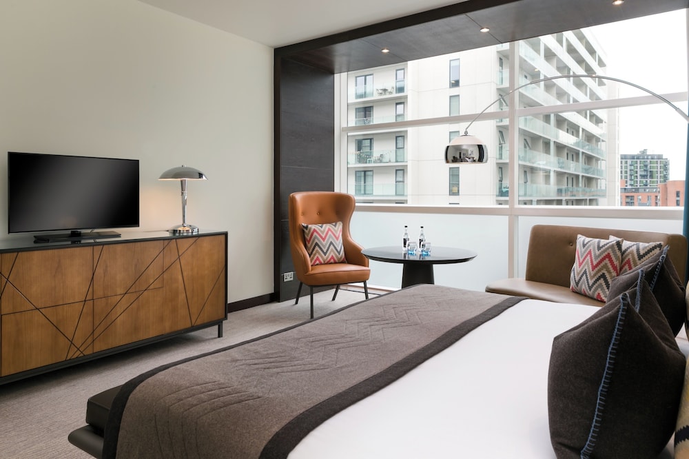 Deluxe Room, 1 King Bed photo 3