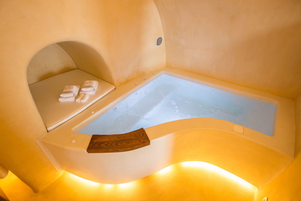 9 Deluxe Cliff Cave Suite (Indoor Massage Pool) - Photo 6