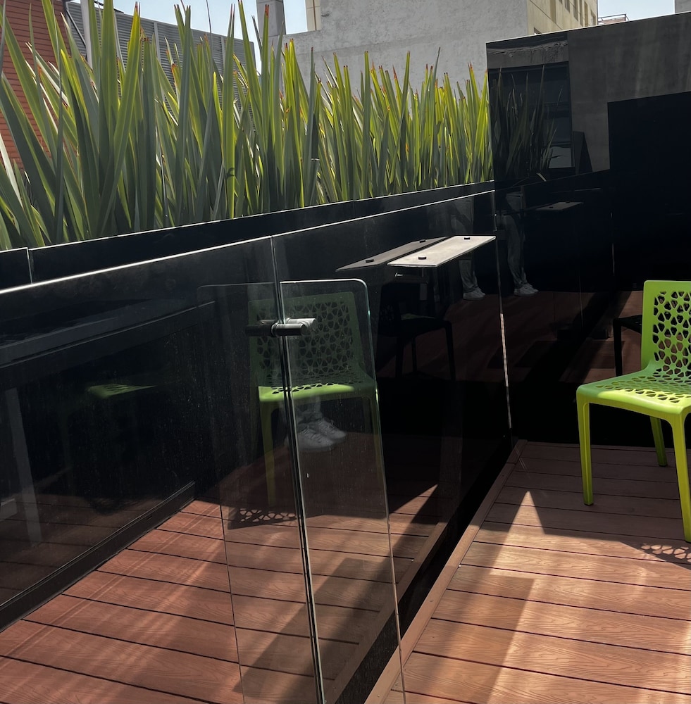 Suite - Photo 13