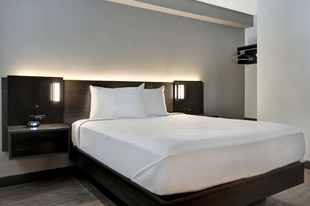 Deluxe Room, 1 King Bed, Non Smoking, Kitchen photo 1
