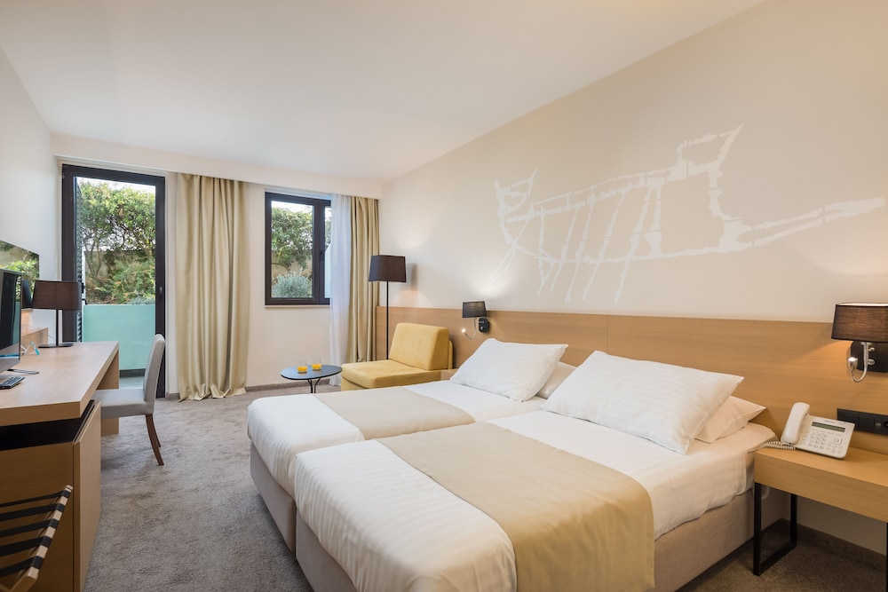Superior double room with balcony, additional bed - Photo 1