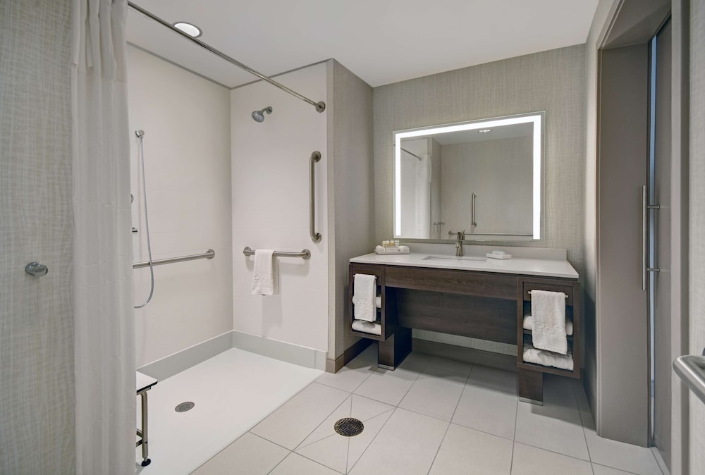 Studio, 1 King Bed (Roll-In Shower) - Photo 4