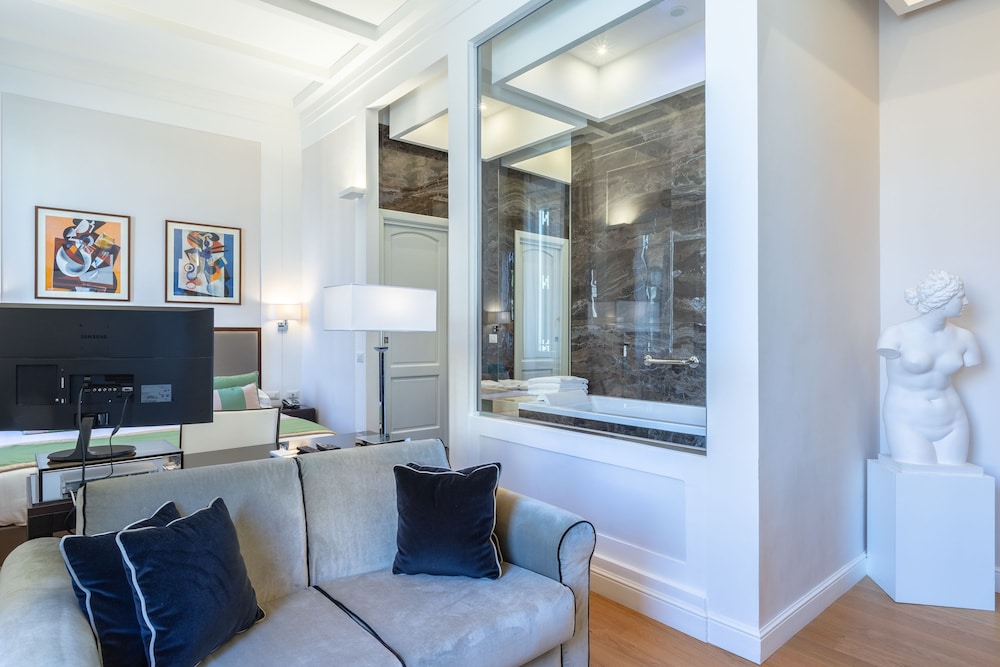 Deluxe Triple Room, City View photo 3