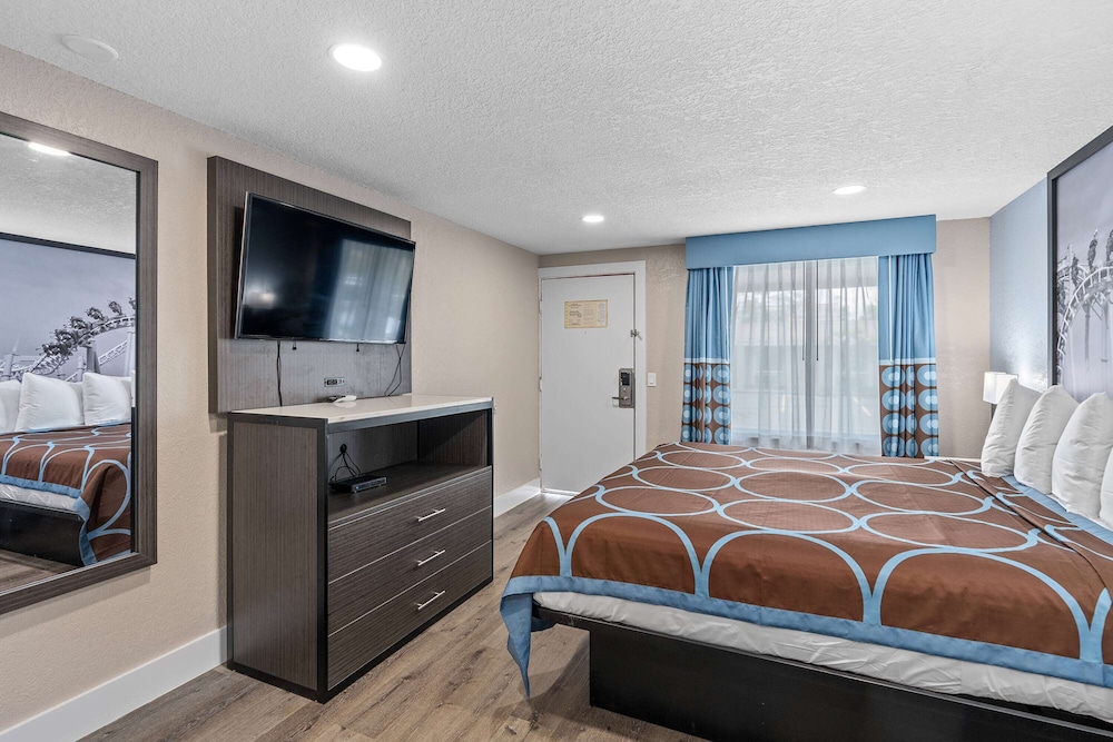 Room, 1 King Bed, Non Smoking - Photo 4