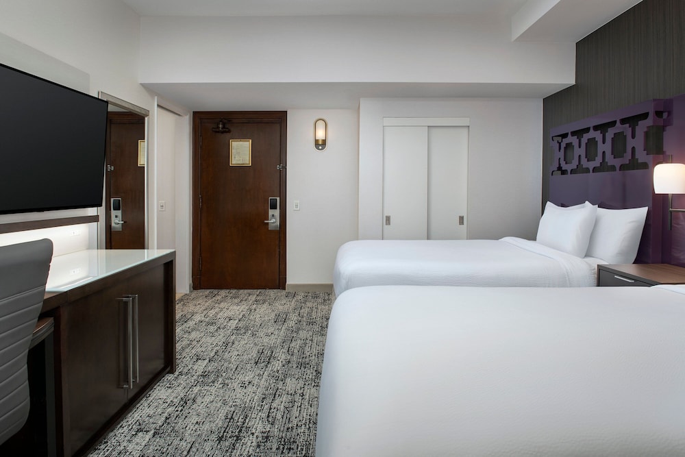 Room, 2 Queen Beds (Mobility/Hearing Access, Roll-In Shwr) - Photo 2