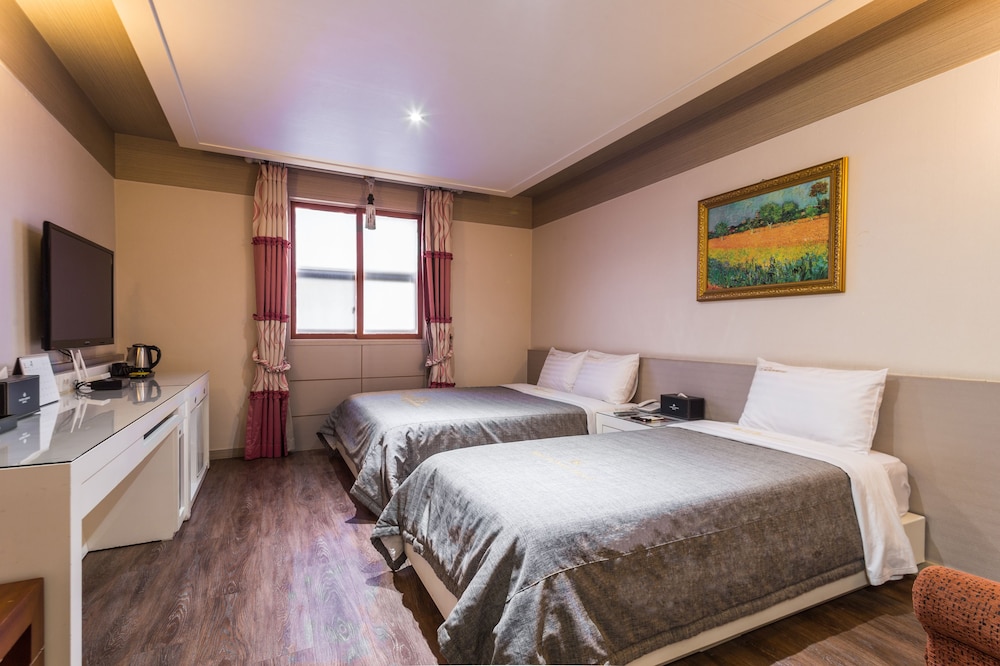 Family Twin Room, 2 Double Beds photo 3