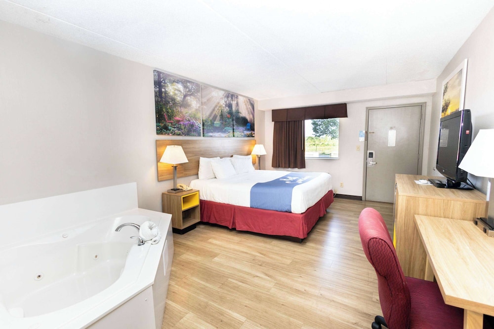 Studio Suite, 1 King Bed, Non Smoking - Photo 1