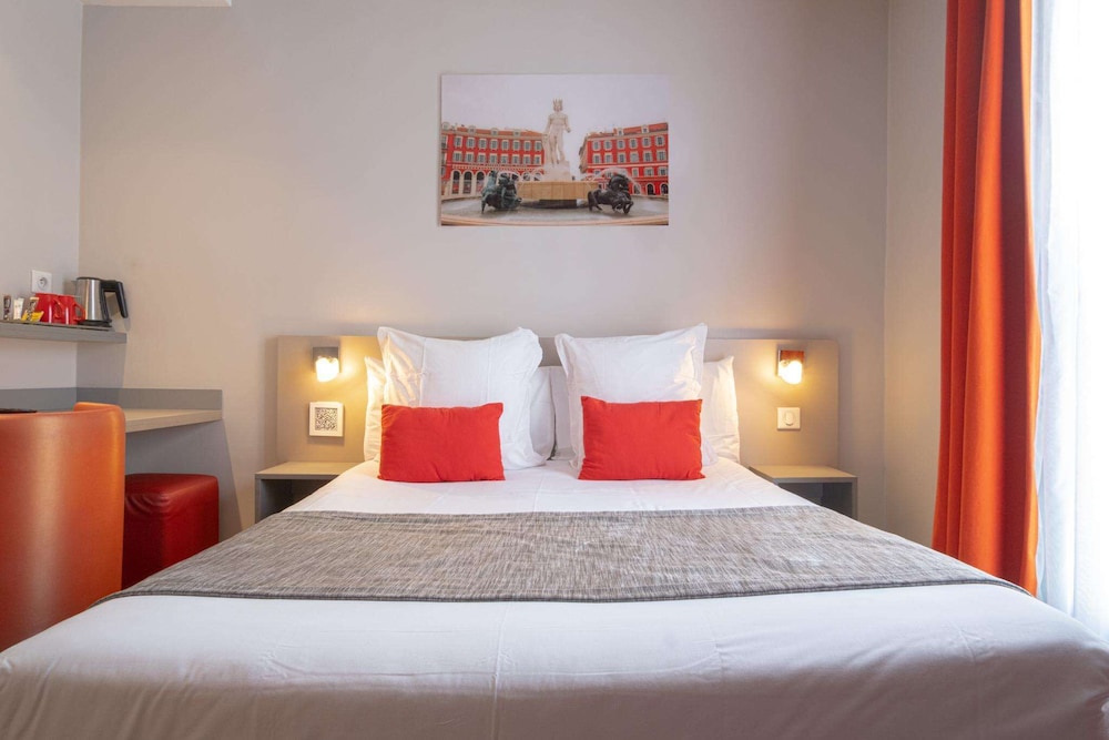 Double or Twin Room, city side - Photo 3