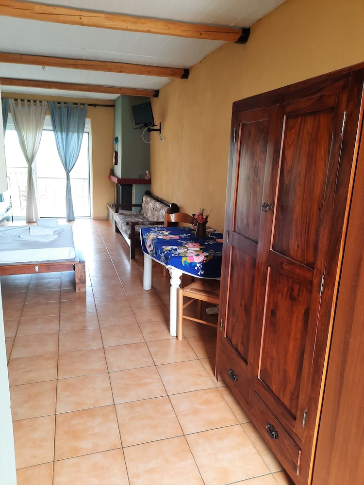 2 Adults One-Bedroom Apartment - Photo 7