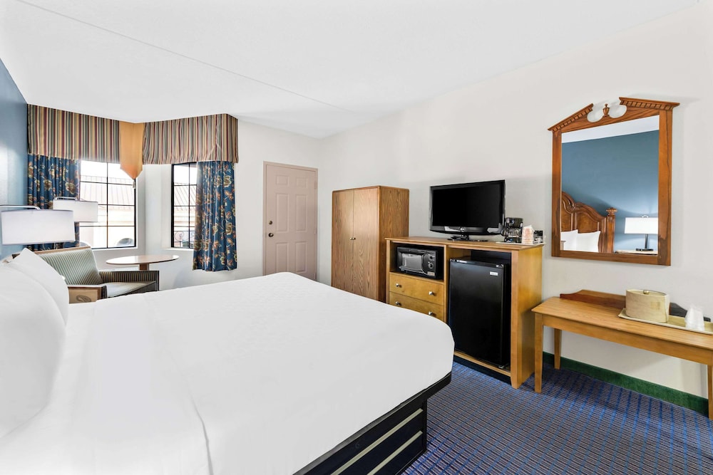 Room, 1 King Bed, Accessible, Non Smoking - Photo 4
