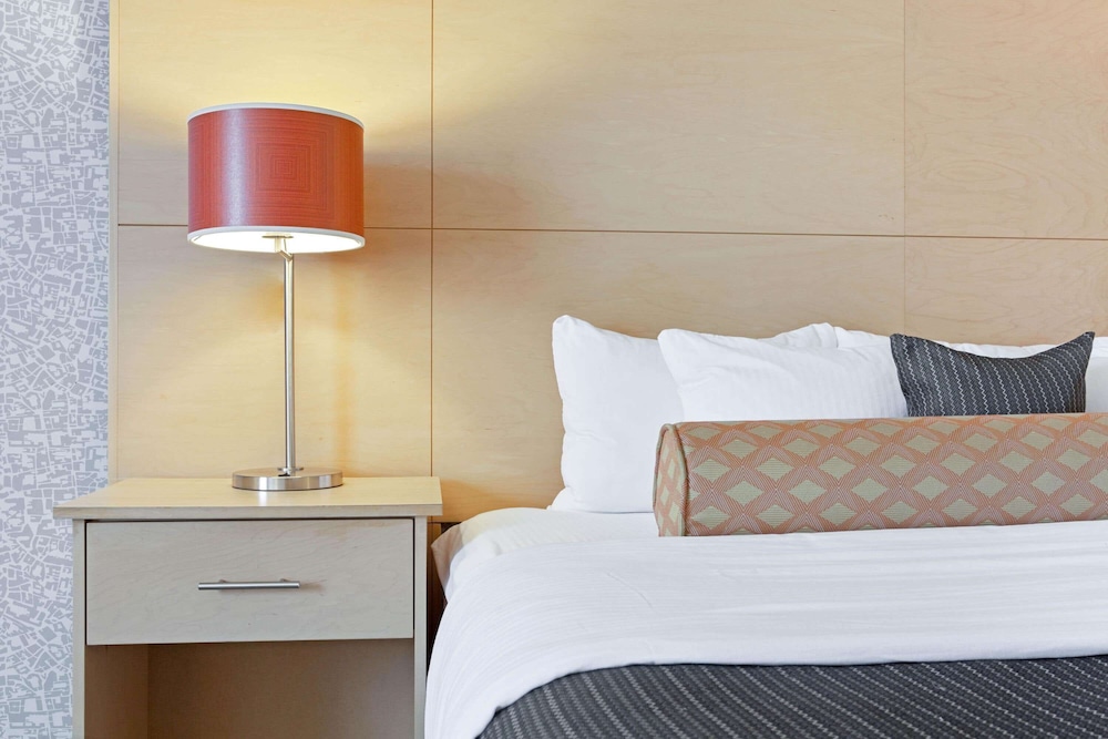 Deluxe Room, 1 King Bed, Non Smoking (Deluxe Executive Room) - Photo 1