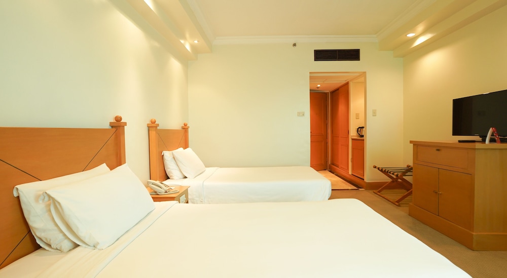 Club Room Twin Beds, Club Access - Photo 4