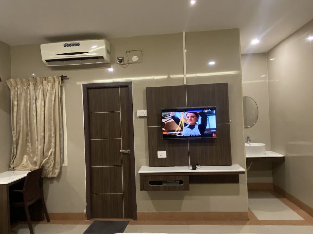 Executive Triple Room, 1 Queen Bed, Smoking, City View