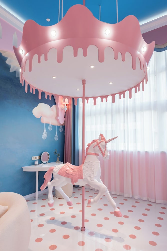 Pink dream castle room (fantasy castle + carousel + 2 round beds of 2 meters) photo 3