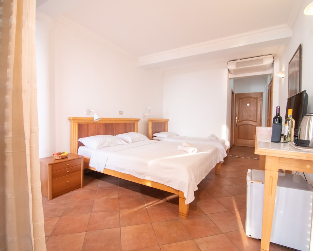 Comfort Triple Room, Balcony, Partial Ocean View photo 2