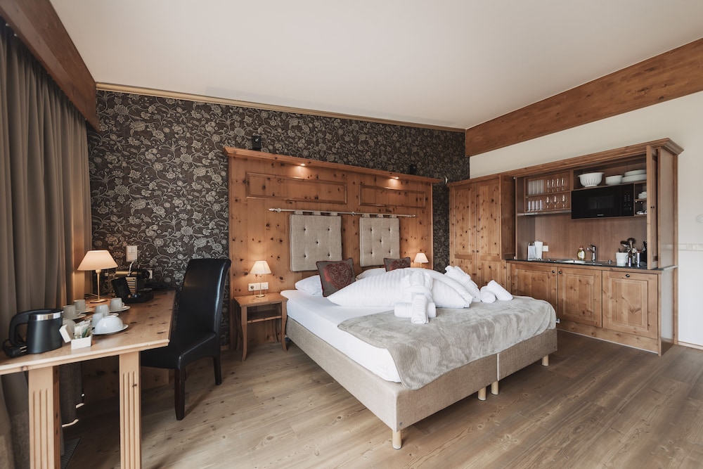 Romantic Studio, 1 Queen Bed with Sofa bed, Sauna, Executive Level photo 2