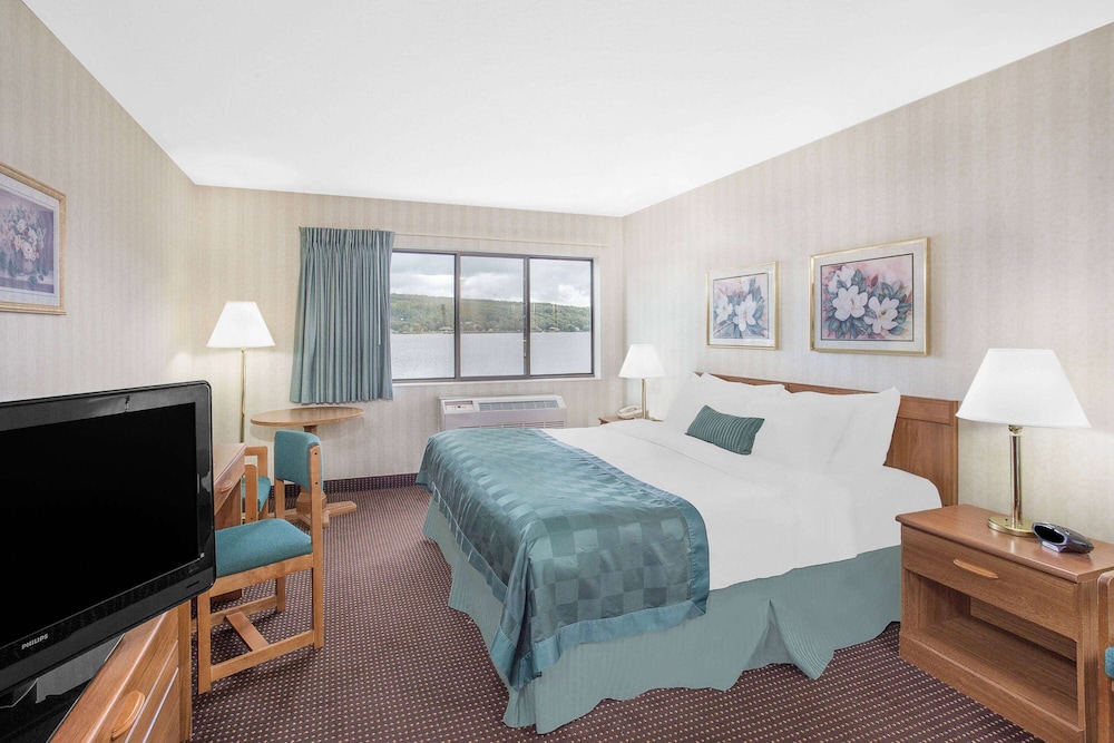 Premium Room, 1 King Bed, Accessible, Lake View