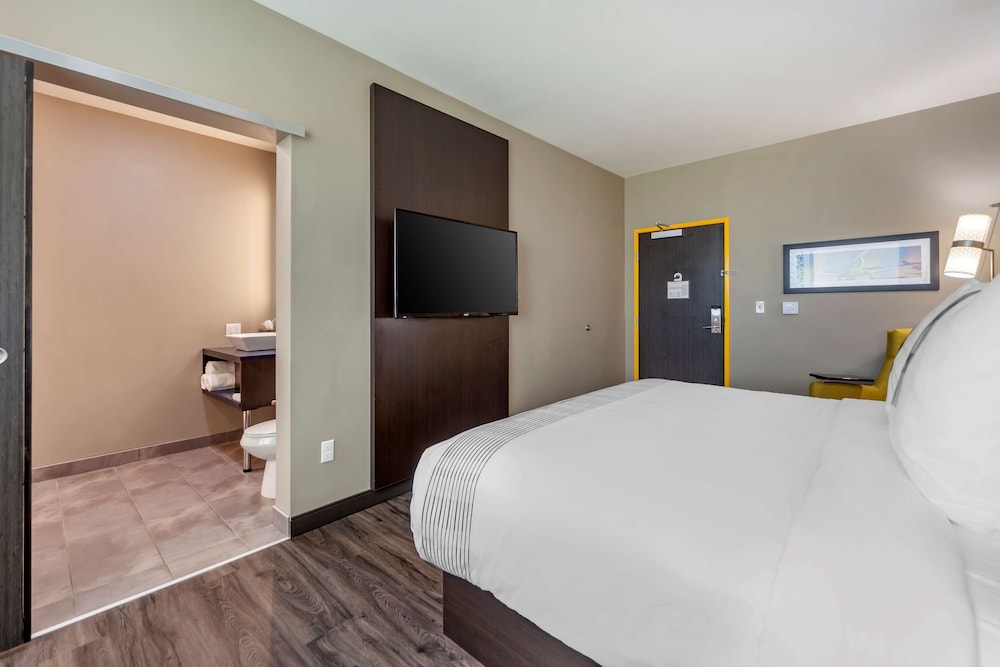 Standard Room, 1 King Bed, Accessible, Refrigerator - Photo 1
