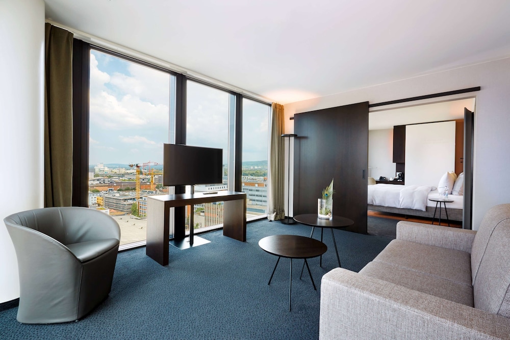Suite, 1 King Bed - Photo 10