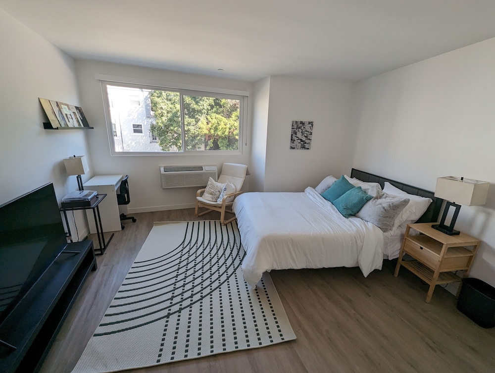 Suite with Kitchenette, 1 Queen (Self Check-In with Virtual Front Desk)