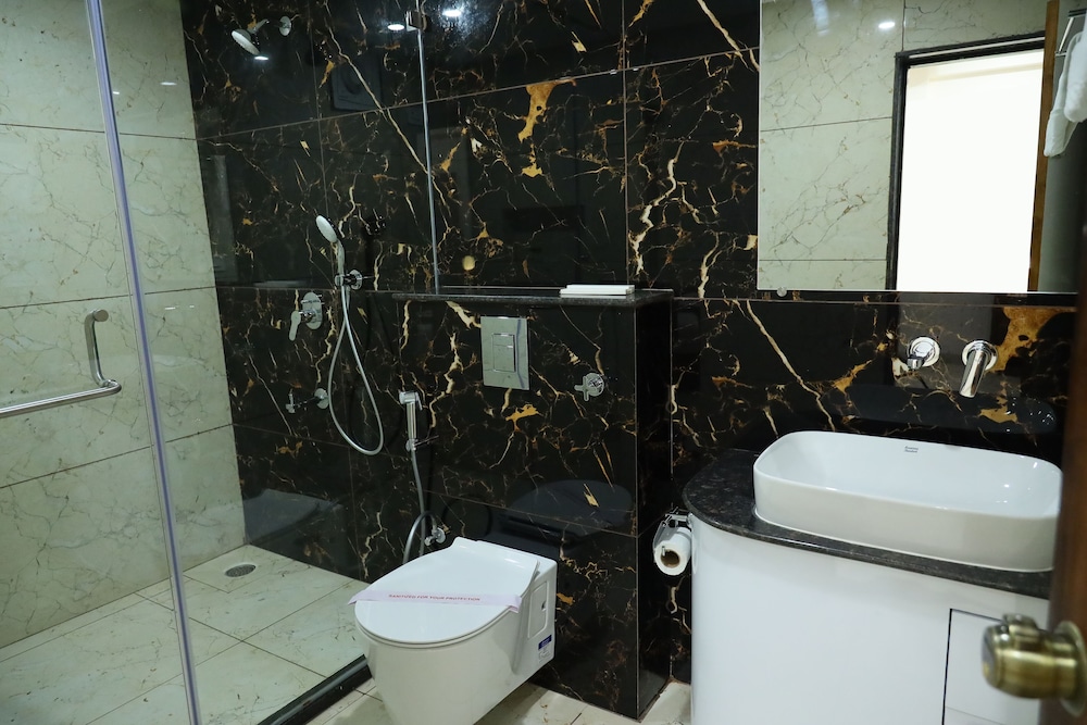 Deluxe Room - Photo 9