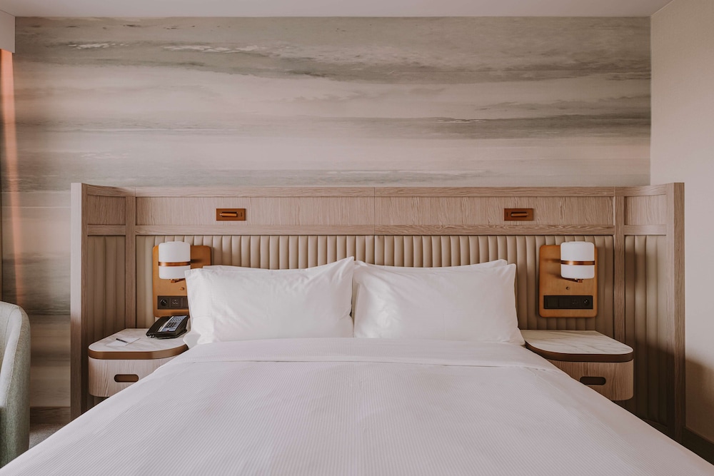 Deluxe Room, 1 King Bed, Balcony - Photo 7