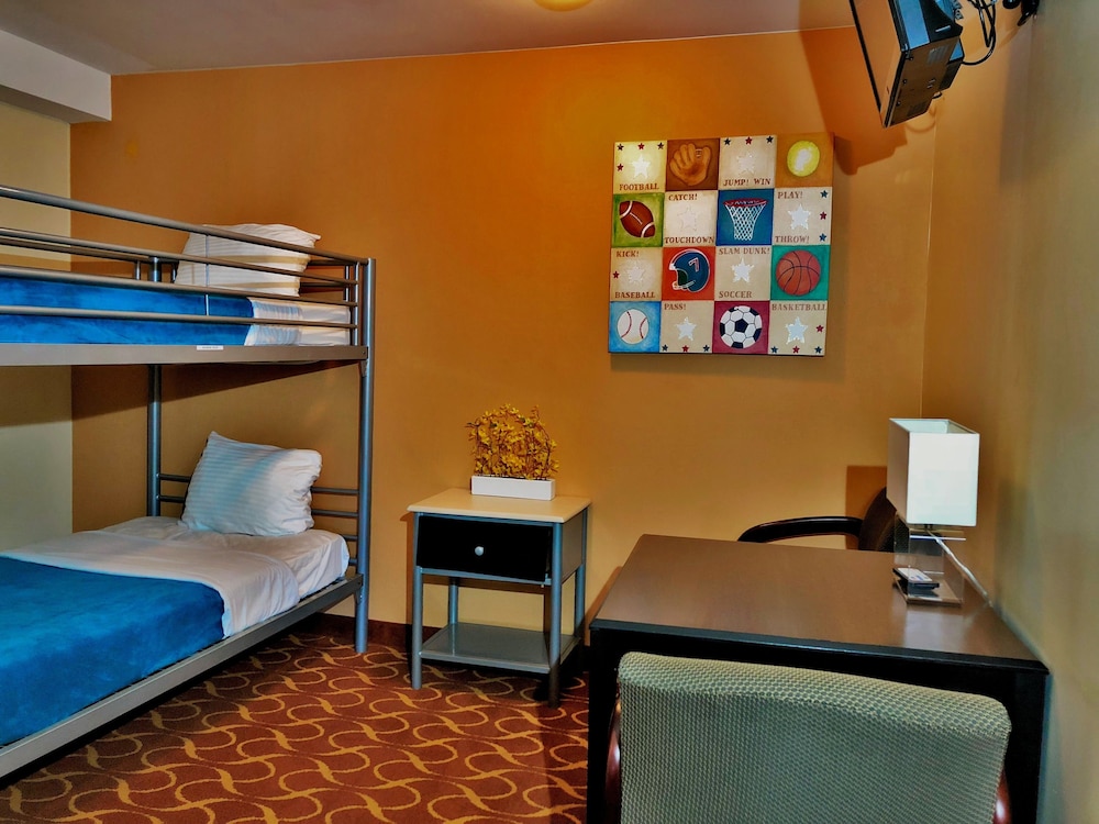 Family Suite, Multiple Beds, Non Smoking photo 3