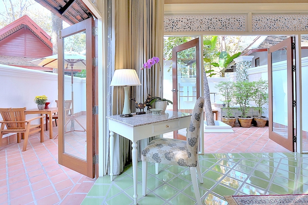 Premier King Courtyard Suite photo 3
