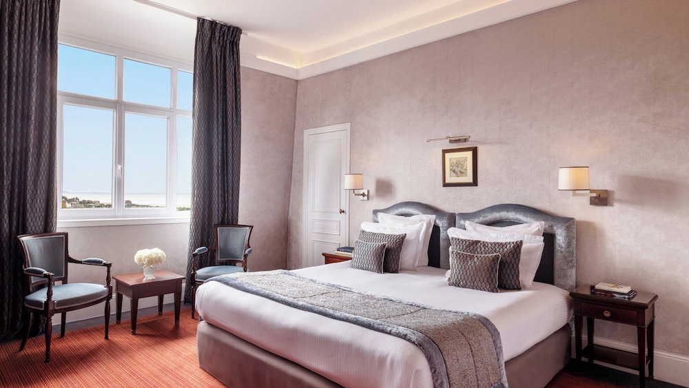 Deluxe Room, 1 King Bed, Pool View photo 1