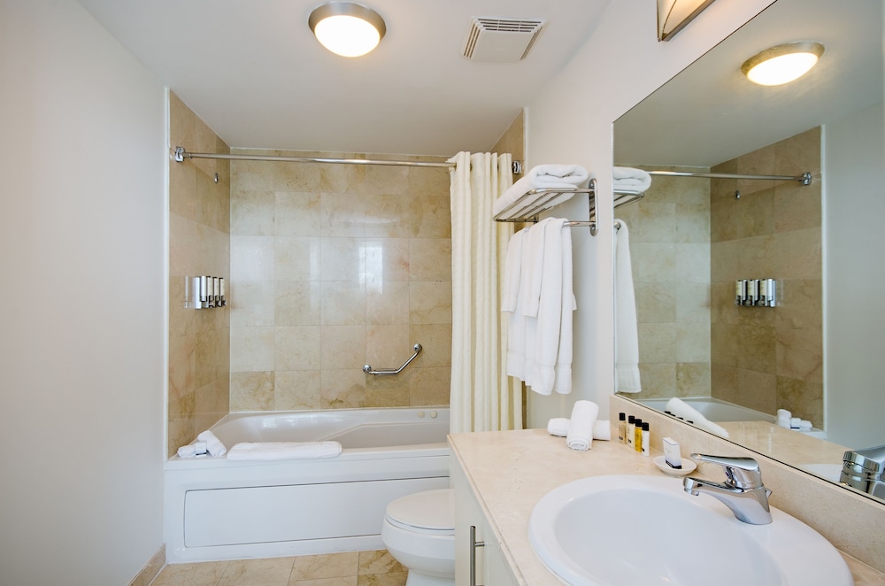 Deluxe Room, 1 King Bed, Balcony photo 2