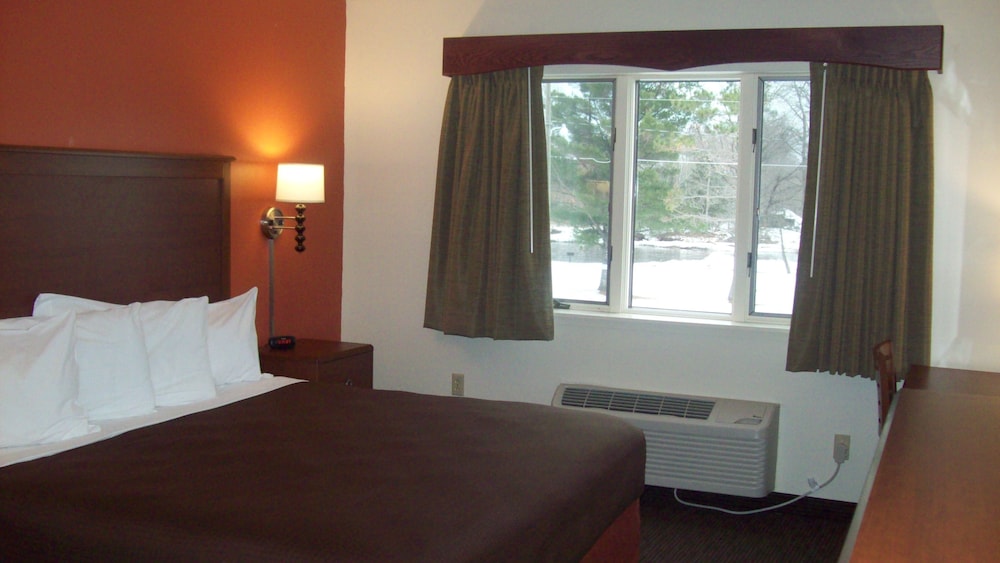 Deluxe Studio Suite, 1 King Bed, Non Smoking, Lake View photo 1