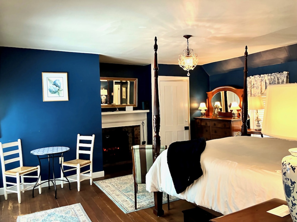 1870 Miss Marcie's Room photo 3
