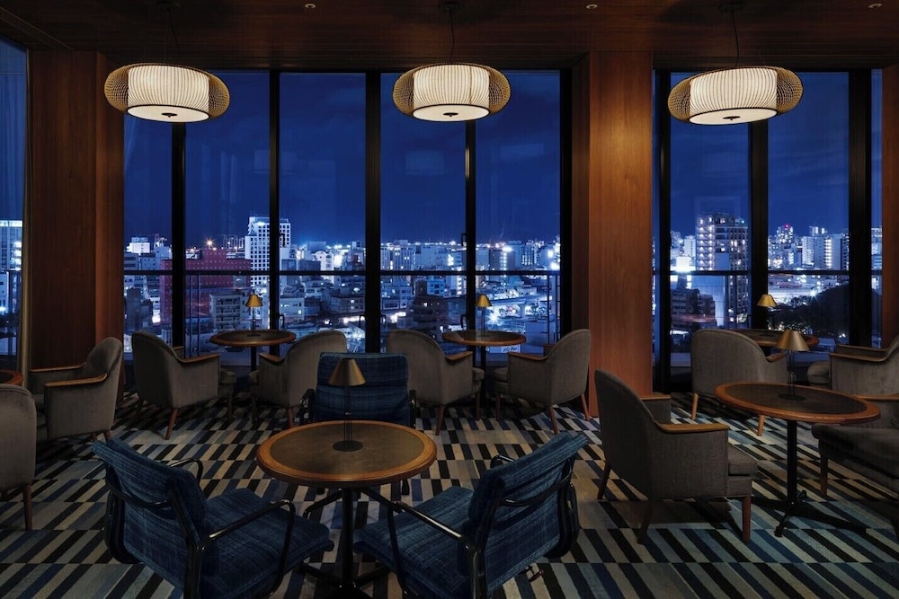 Club Corner King (with Lounge Access, Free Minibar, High Floor) - Photo 4
