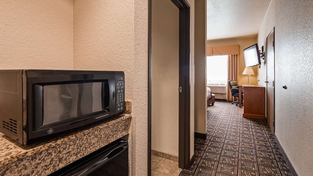 Standard Room, 1 Queen Bed, Accessible, Non Smoking (Walk-In Shower)