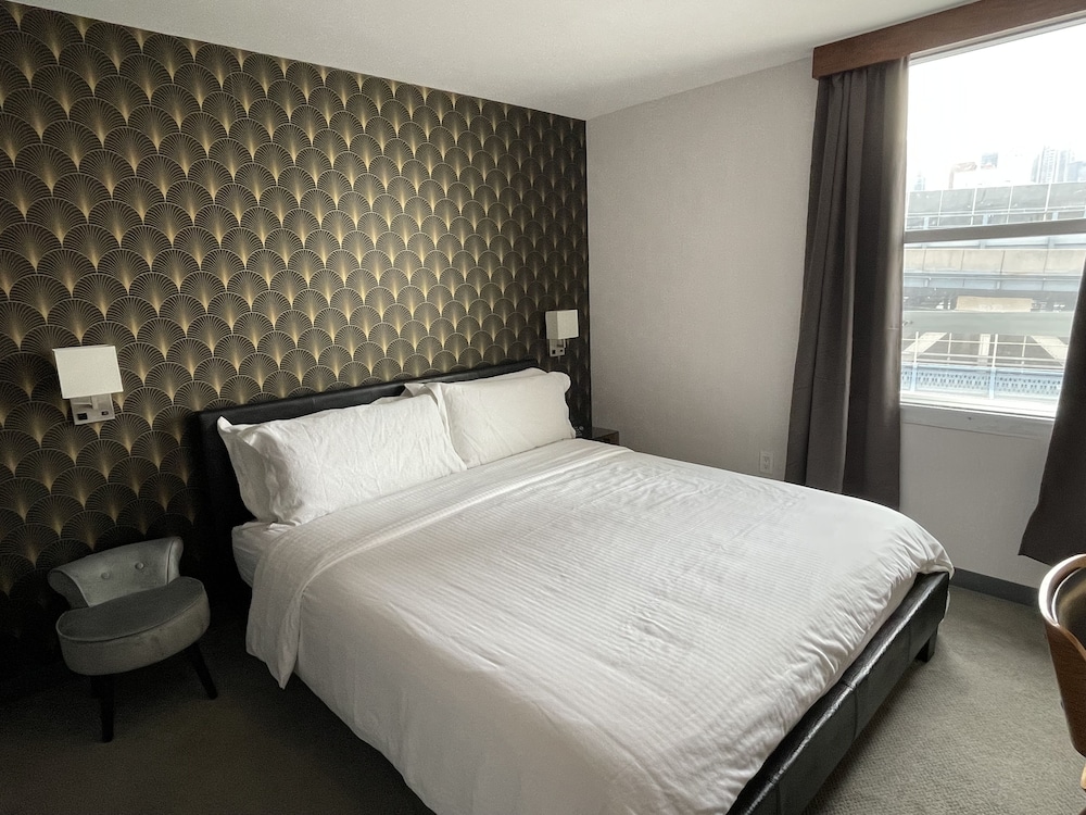 Deluxe Room, City View thumbnail 5