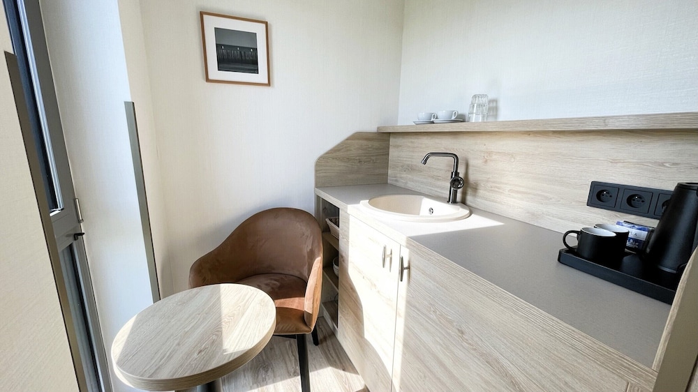 Classic Double Room, 1 Queen Bed, Pool Access, Beachside photo 2