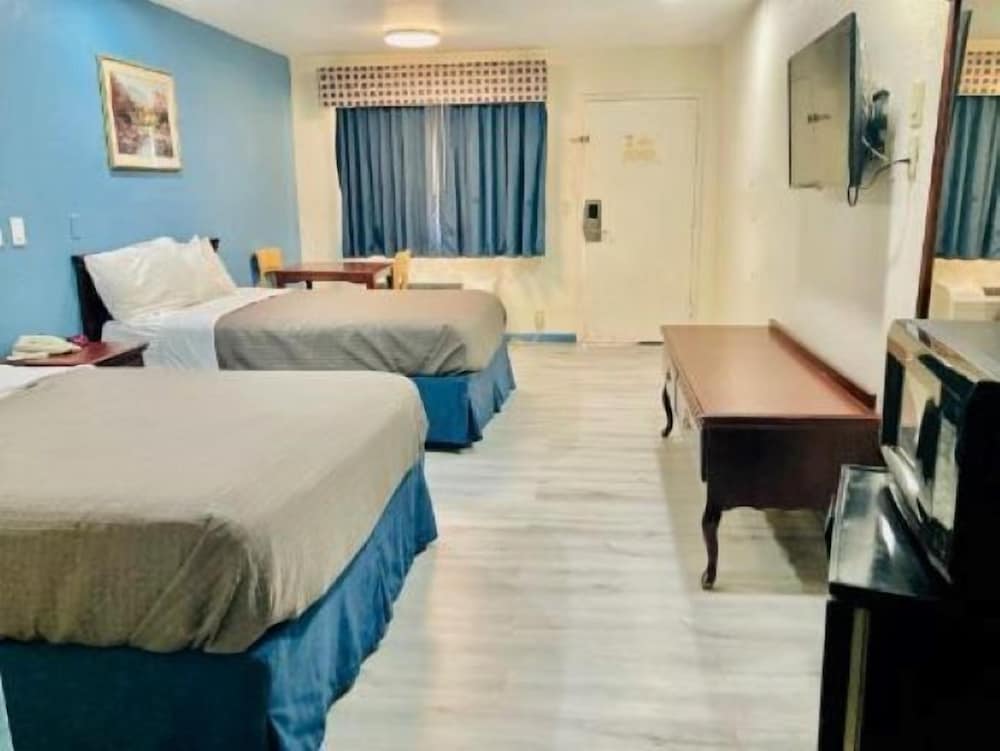 Room, 2 Queen Beds - Photo 1