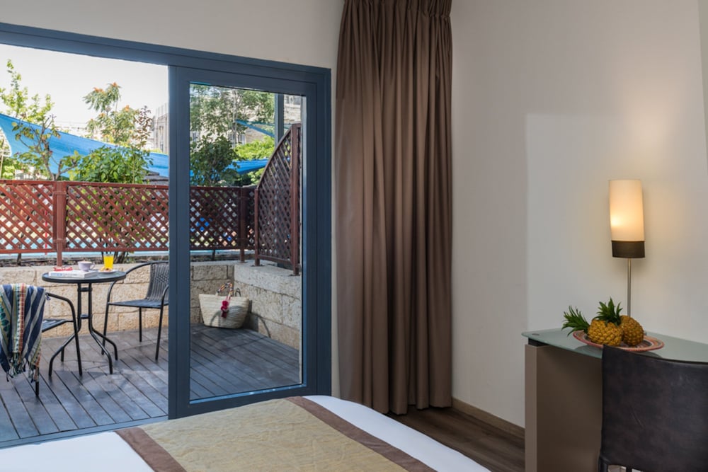 Superior Room with Balcony - Photo 7