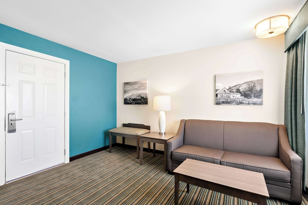 Standard Room, Multiple Beds, Non Smoking, Refrigerator & Microwave (Larger Room) photo 3
