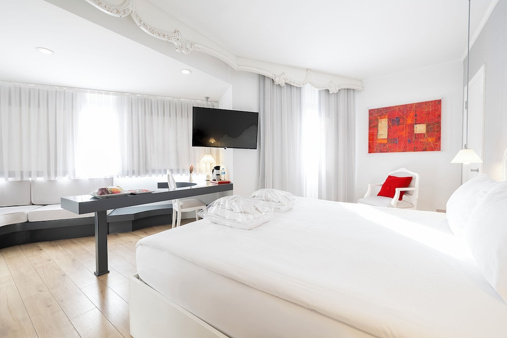 Deluxe Room, 1 Double Bed photo 2
