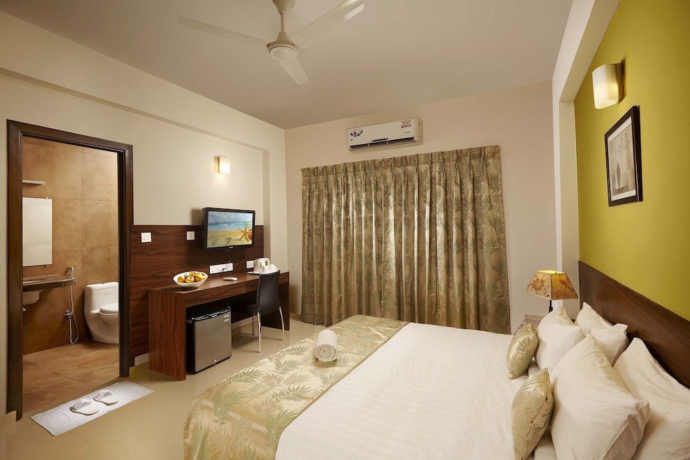 Standard Room, 1 King Bed, Private Bathroom photo 1