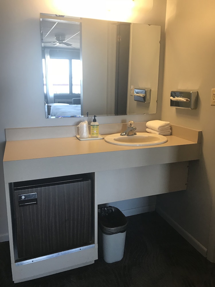 Standard Room, 1 King Bed, Lake View photo 2