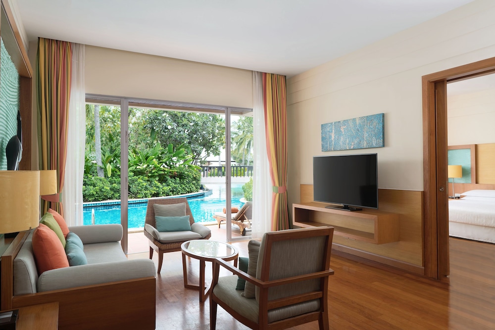 Room, 1 King Bed with Sofa bed, Poolside - Photo 3