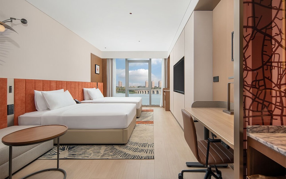 Room, 2 Twin Beds, Lake View